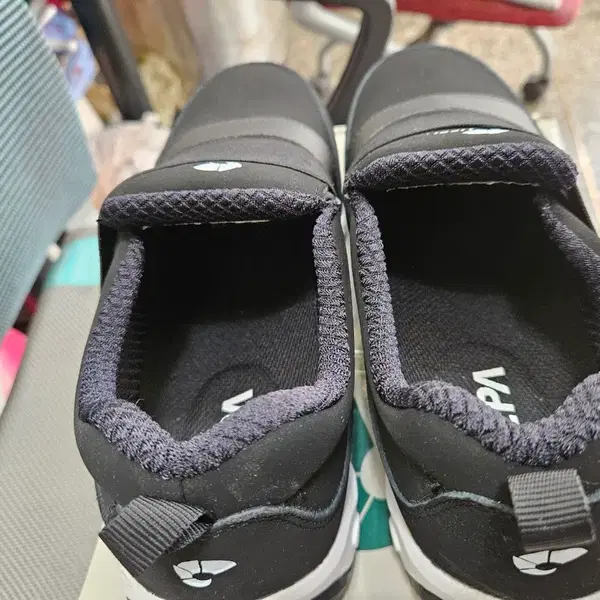 새제품 네파 안전화 팝니다! 사이즈 230mm.240mm - 3번째 이미지